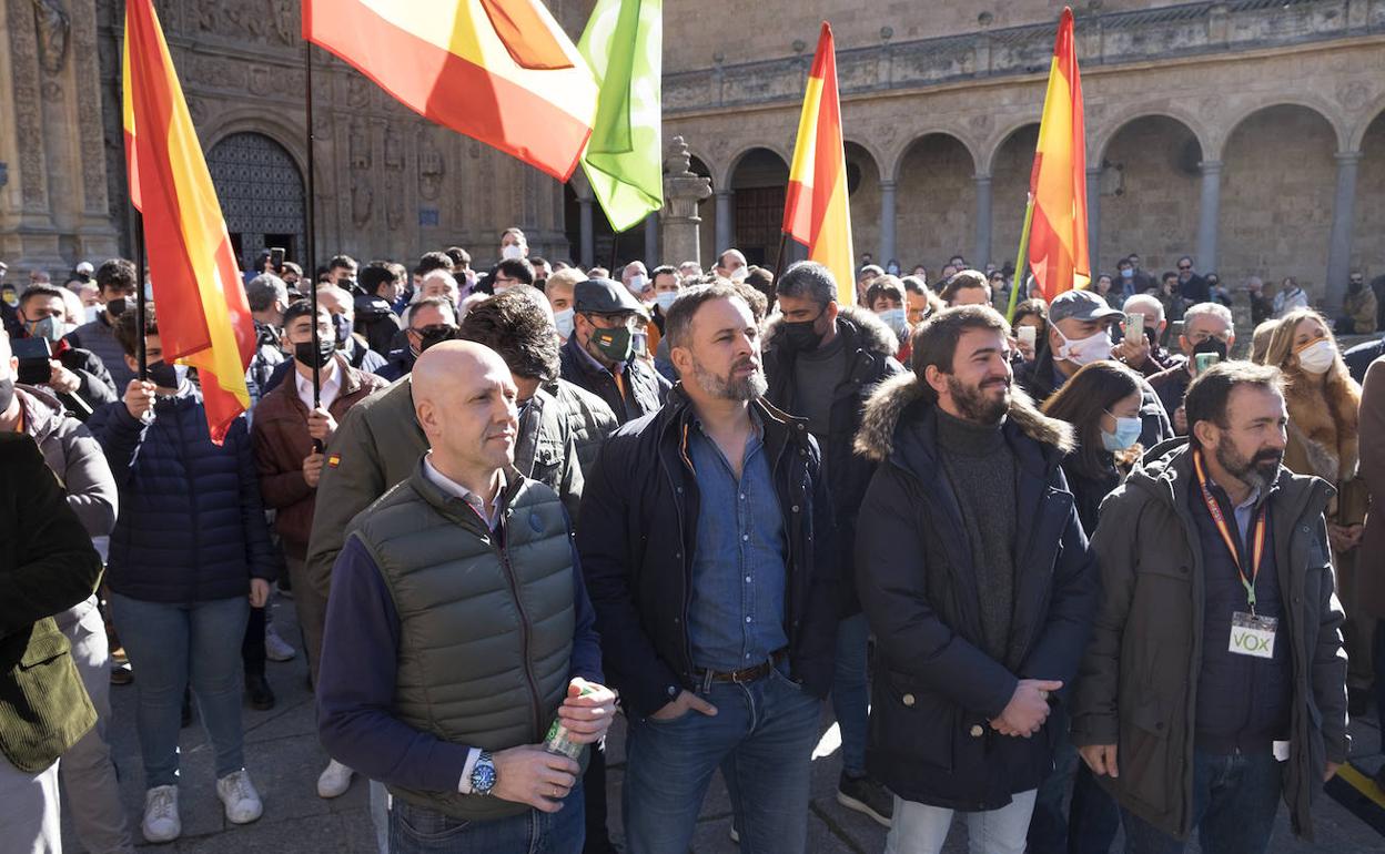 El presidente de Vox, Santiago Abascal, participa en el acto de campaña en Salamanca junto al candidato a la Junta de Castilla y León, Juan García-Gallardo y el candidadto por Salamanca, Carlos Menéndez