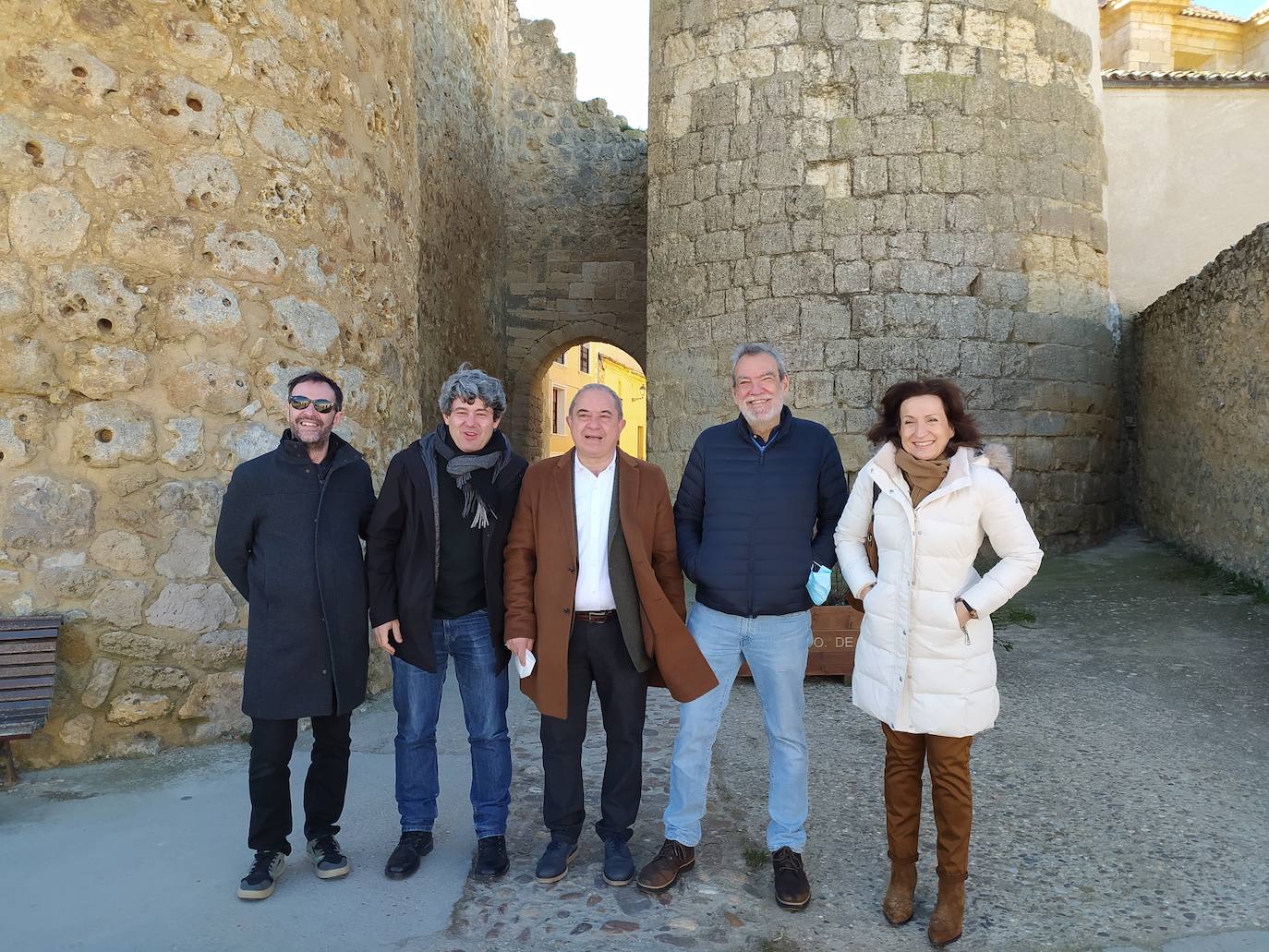 Los ganadores y la finalista del Planeta posan ayer en una calle de Urueña.