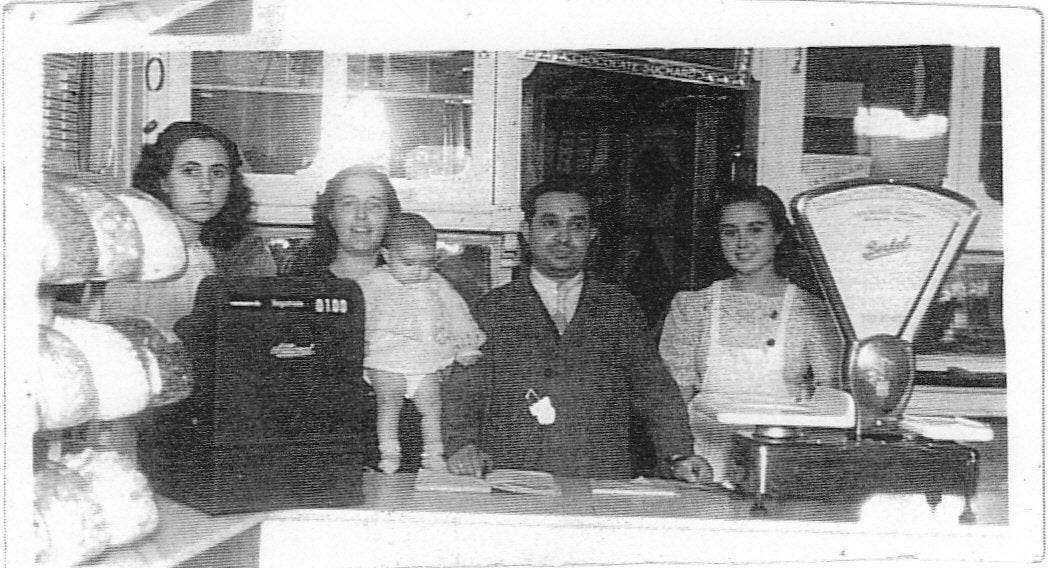 Felipe Hernández y su mujer Isabel, con su hija Isabel en brazos, flanqueados por dos de sus dependientas, Mercedes (izquierda) y Paquita, en 1945.