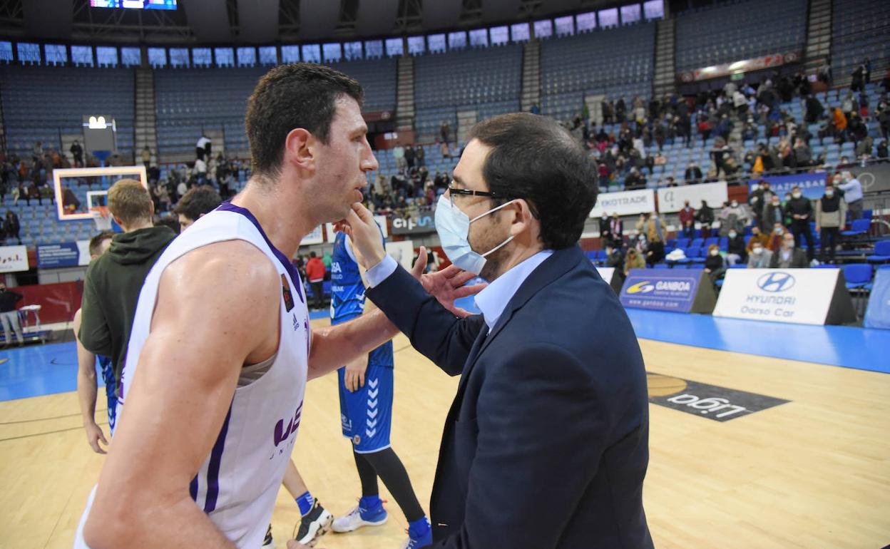 Sergio de la Fuente saluda a Lolo Encinas. 