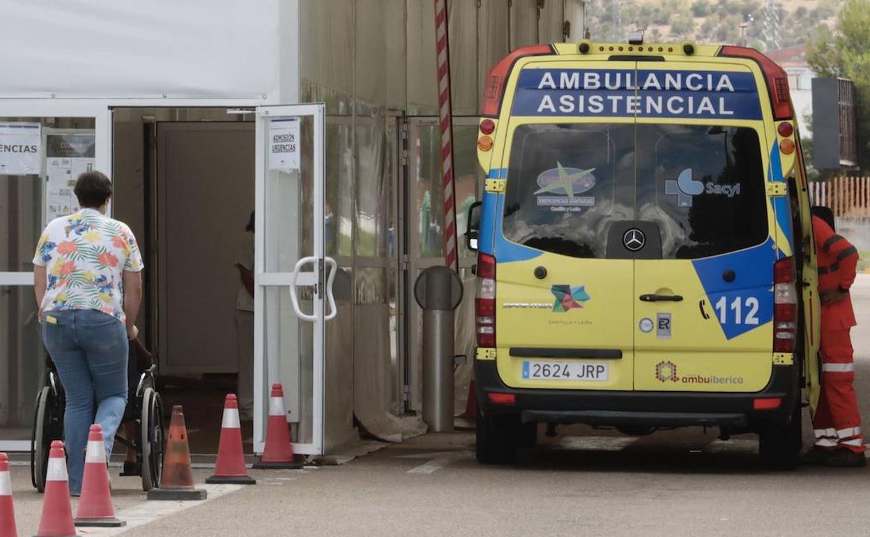 Una ambulancia, en la entrada del Hospital Río Hortega de Valladolid. 
