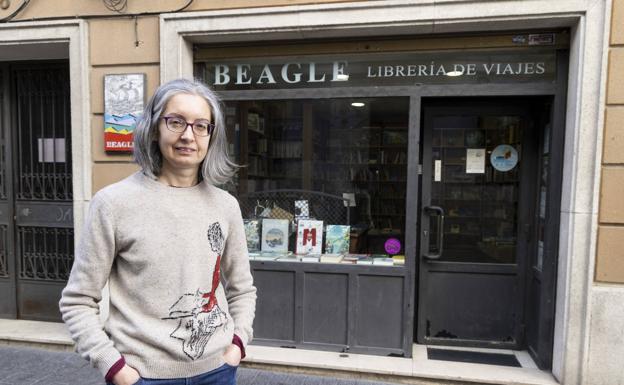 Belén González, propietaria de la librería de viajes Beagle, posa en el exterior de esta. 