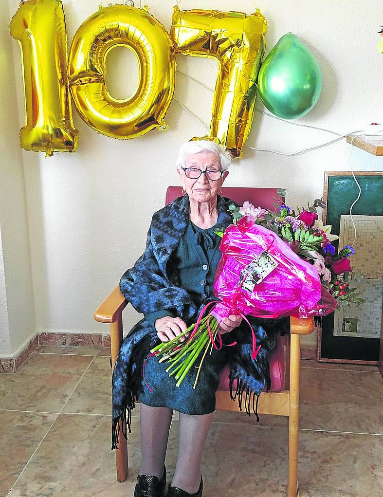 Ignacia Heras, en su cumpleaños en la residencia de Saldaña. 