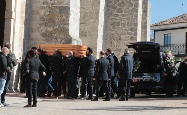 Llegan los restos mortales de Esther López a la iglesia parroquial de San Martín de Tours de Traspinedo.