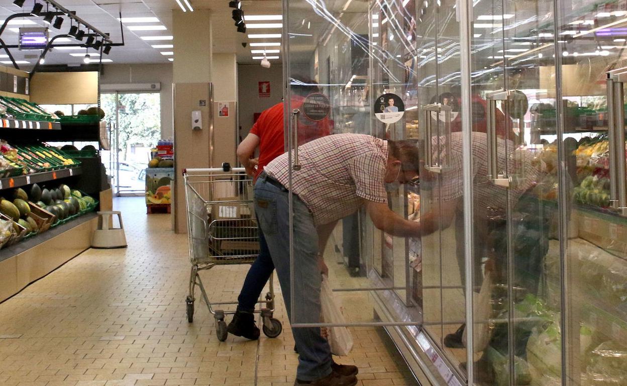 Clientes eb un supermercado de Segovia.