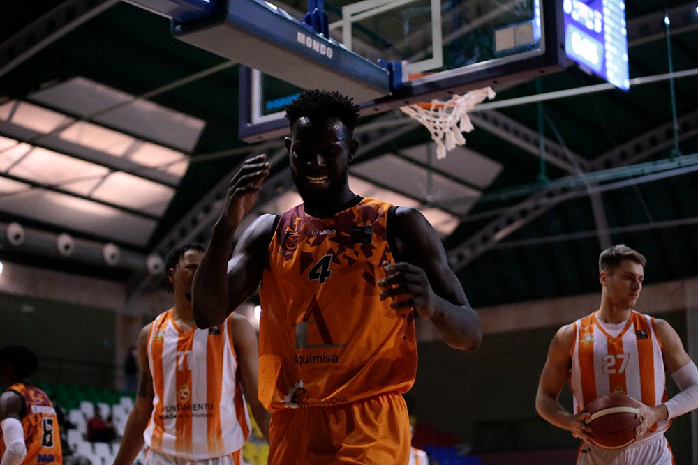 Un Aquimisa Carbajosa sin defensa ni rebote sigue hundiéndose un poco más en la tabla (73-81)