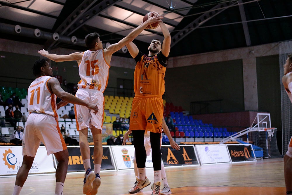 Un Aquimisa Carbajosa sin defensa ni rebote sigue hundiéndose un poco más en la tabla (73-81)