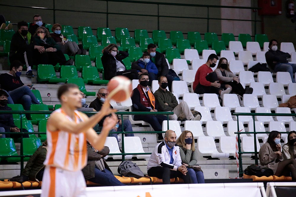 Un Aquimisa Carbajosa sin defensa ni rebote sigue hundiéndose un poco más en la tabla (73-81)