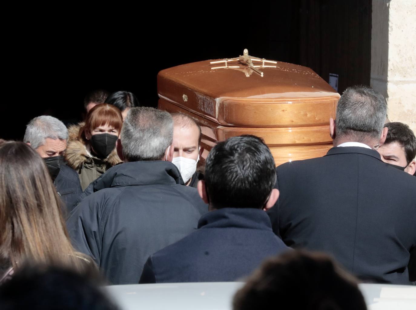 Diferentes momentos del funeral de Esther López en Traspinedo. 