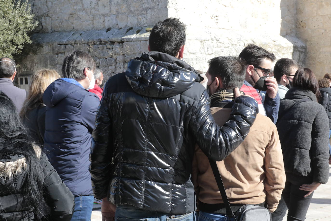 Diferentes momentos del funeral de Esther López en Traspinedo. 