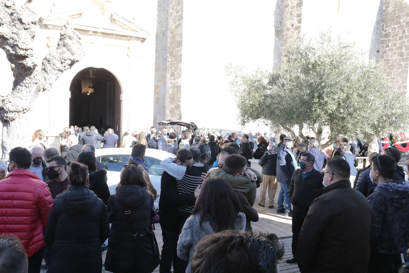 Diferentes momentos del funeral de Esther López en Traspinedo. 