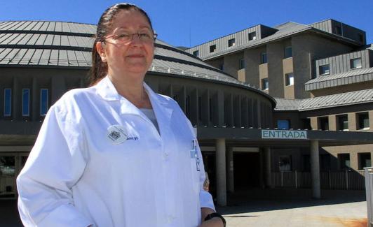 Carmen Momtero, dircetora de Enfermería de Primaria, ante el Hospital de Segovia. 