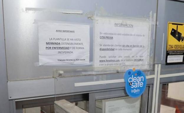 Cartel que avisa a los conductores de la incidencia en el taller del polígono de Argales