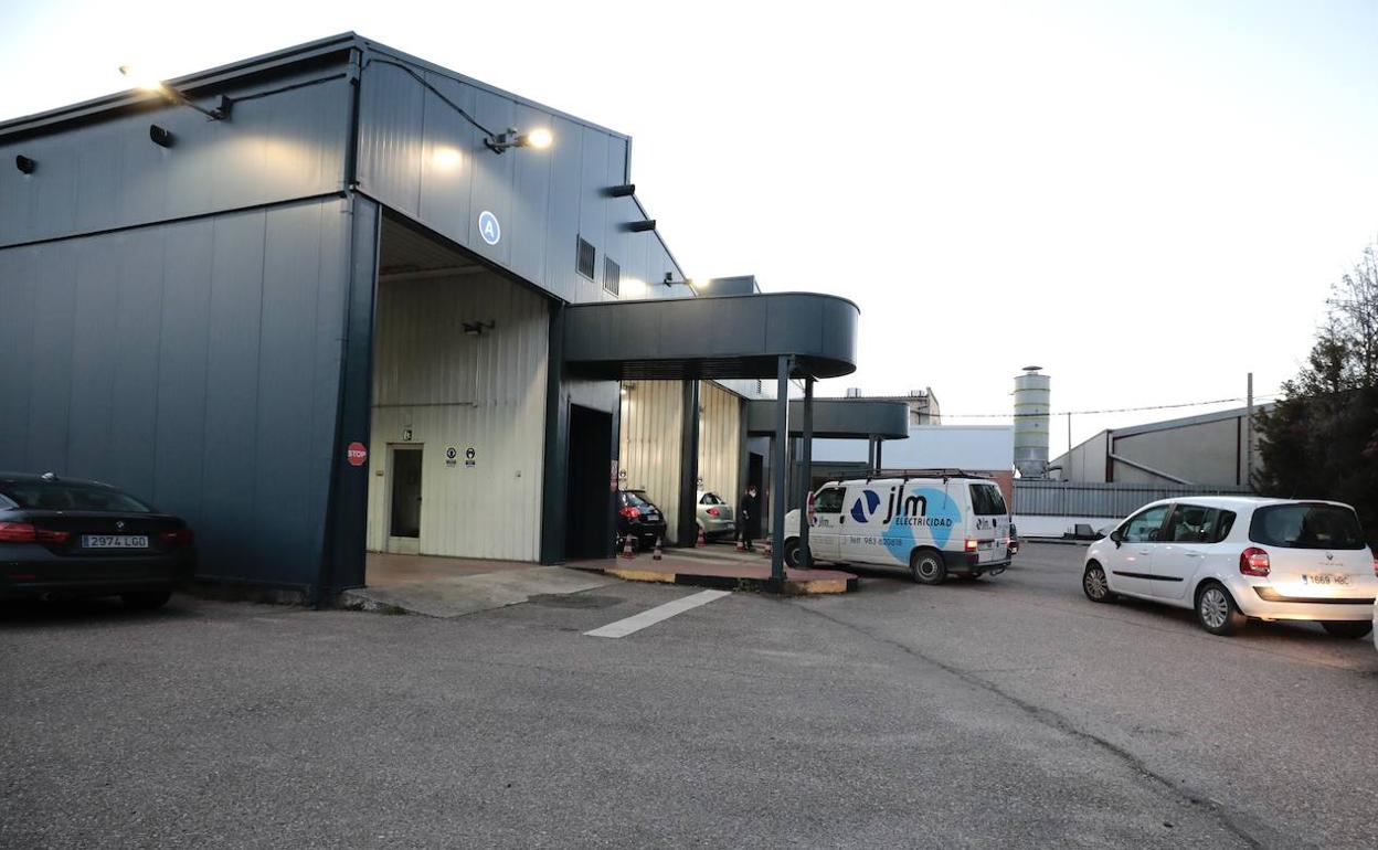 Colas a la entrada de una de las naves de la ITV en el polígono de Argales en Valladolid. 