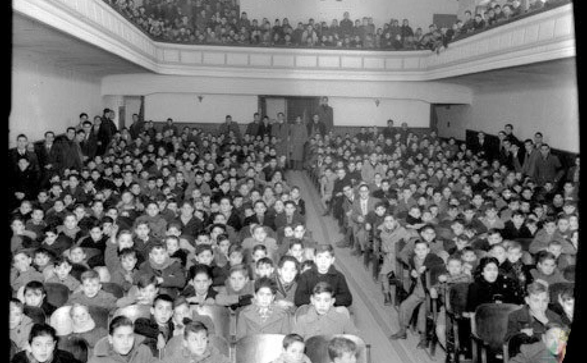 Sala de cinematógrafo de los Luises, en Valladolid, repleta de niños. 