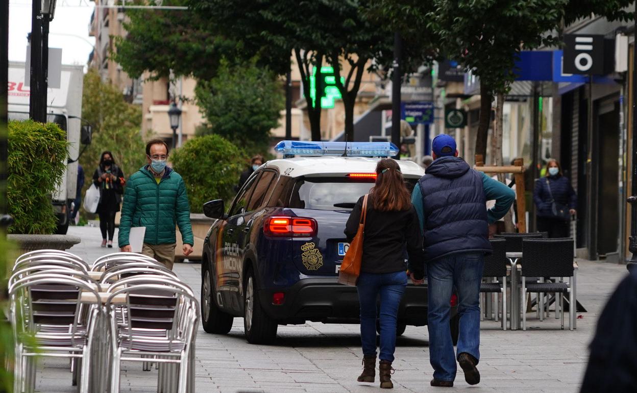 La Policia Nacional patrullando las calles de Salamanca. 