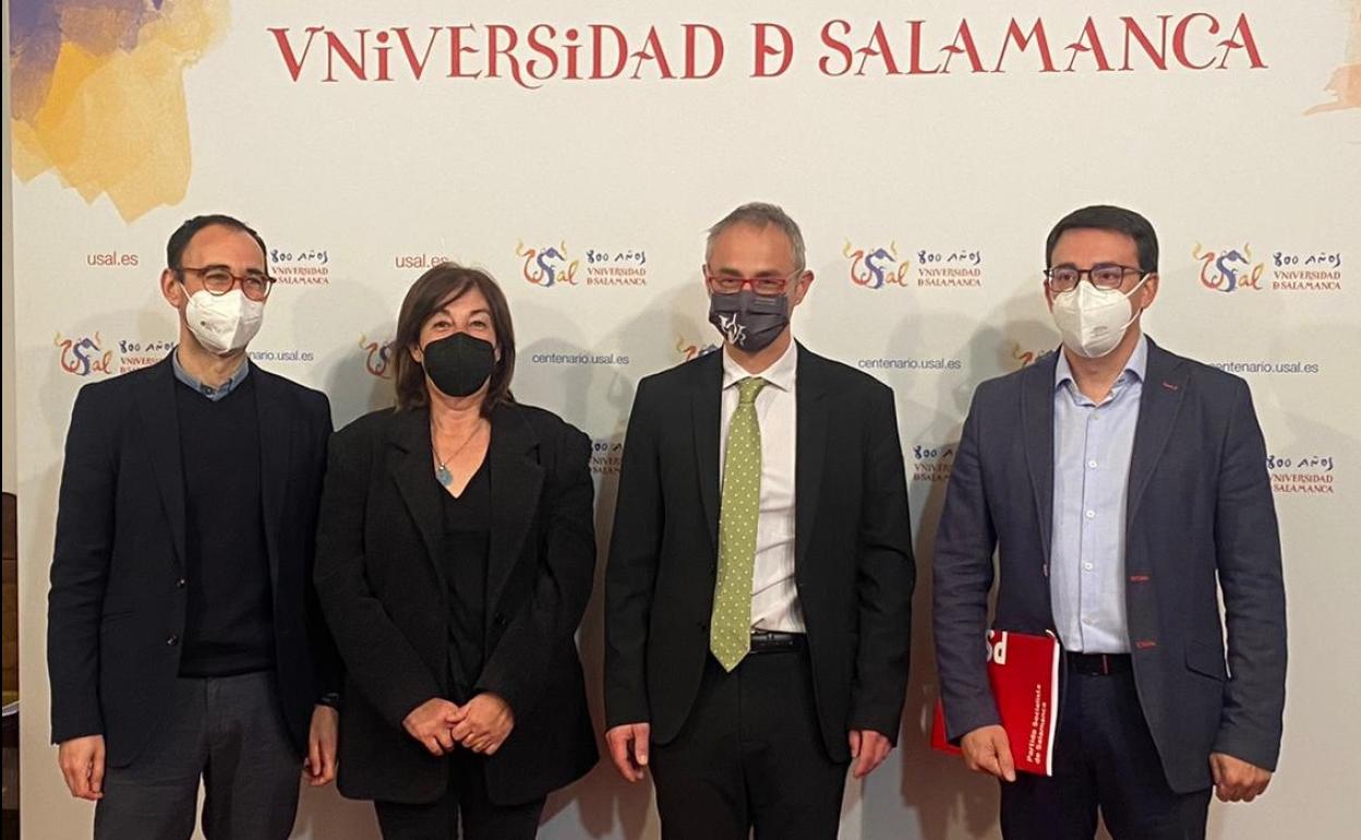 Momento del encuentro entre el PSOE y el rector de la Universidad de Salamanca. 