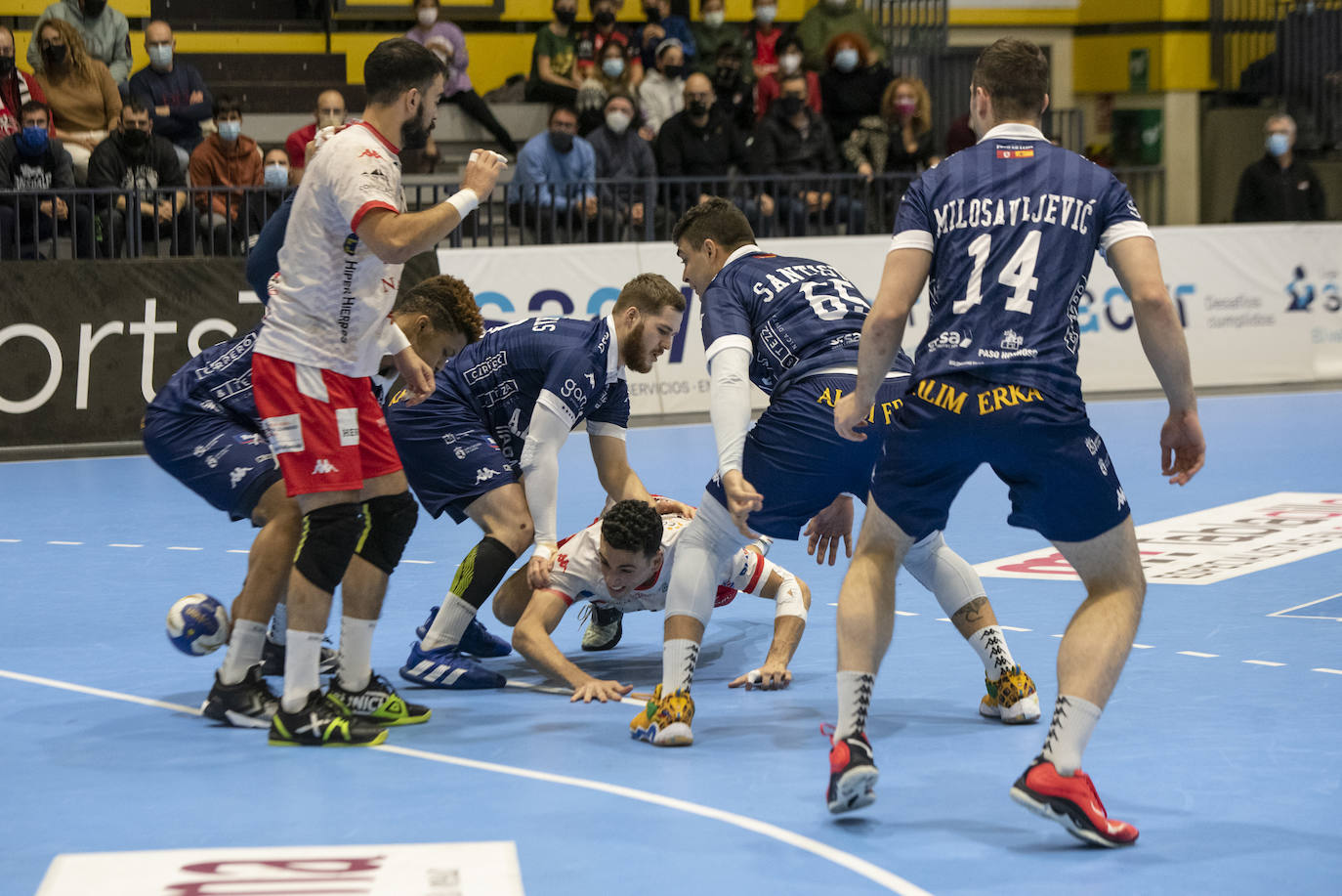 Jugadores del Nava y del Ademar pelean por un balón suelto.