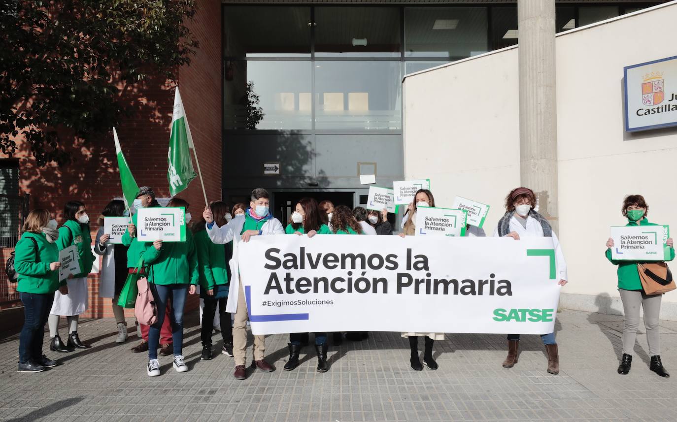 Fotos: Protesta de enfermeros y fisioterapeutas en Valladolid