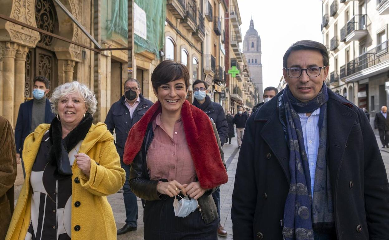 La ministra de Política Territorial y portavoz del Gobierno, Isabel Rodríguez junto a los candidatos por Salamanca a la Junta pasean por el centro de la ciudad. 