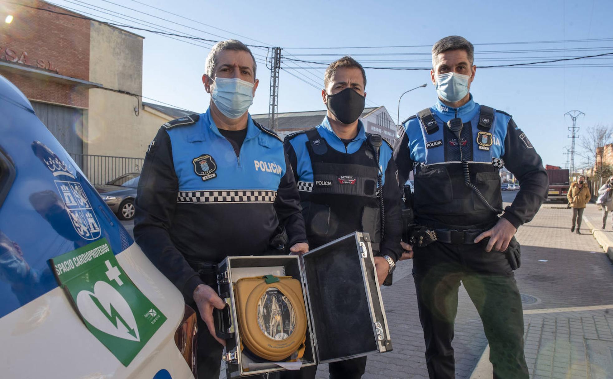 Ángel, Alfredo y Enrique, los tres agentes de la Policía Local que salvaron la vida a un hombre, posan con el desfibrilador..