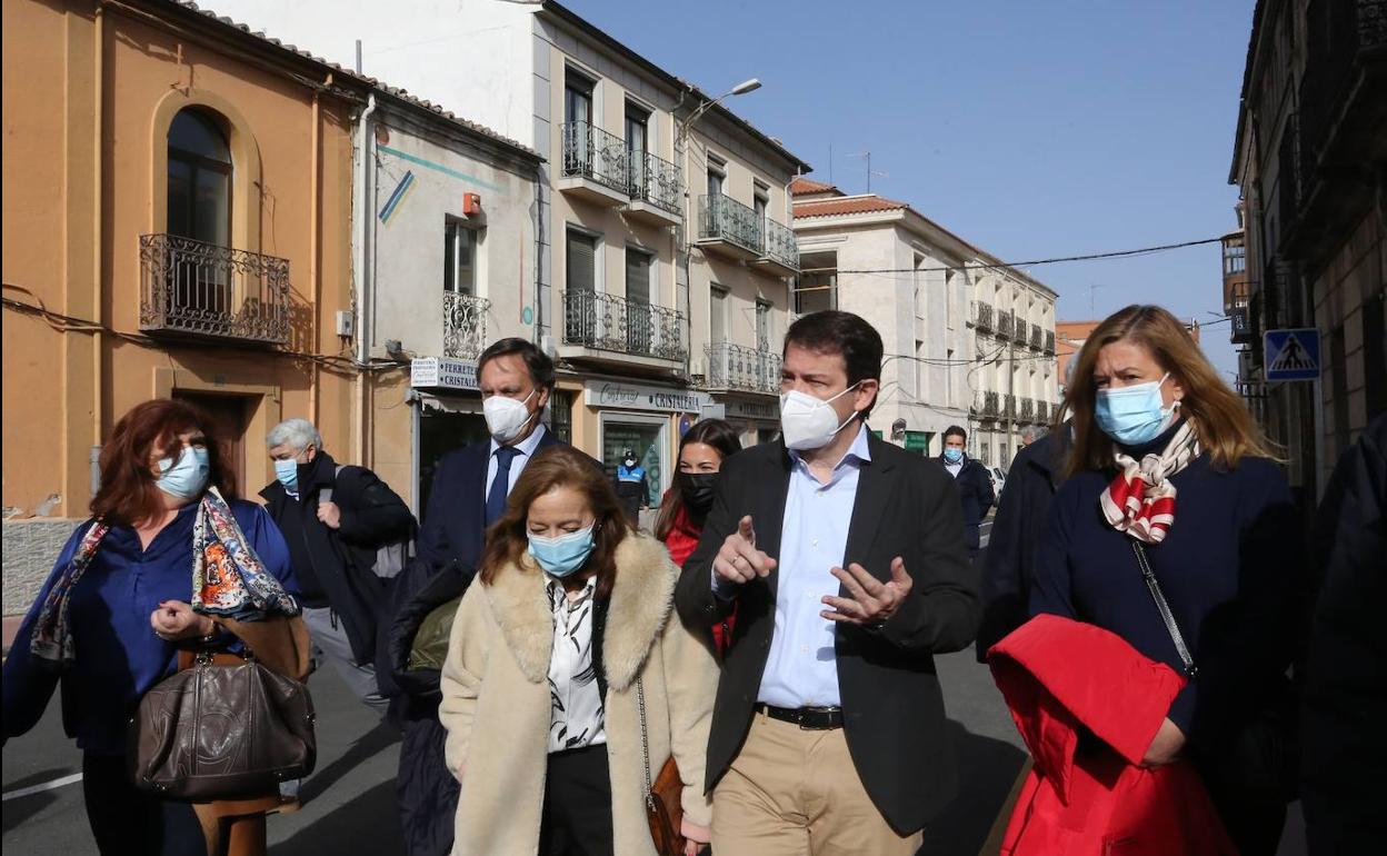El candidato del PP a la Presidencia de la Junta de Castilla y León, Alfonso Fernández Mañueco, visita la localidad salmantina de Peñaranda de Bracamonte. 