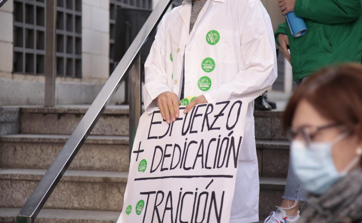 Uno de los sanitarios con un cartel de protesta. 