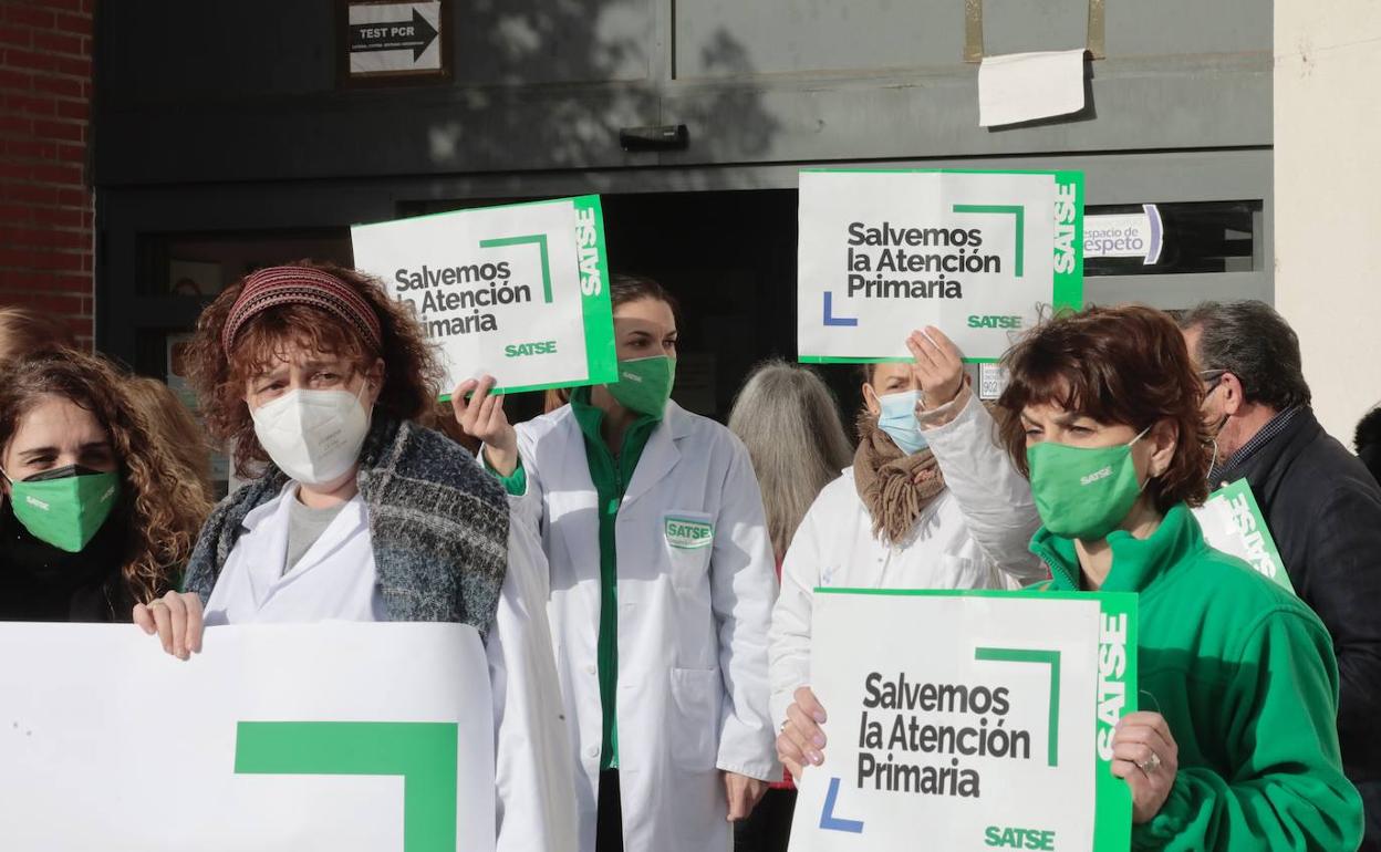 Protesta de Satse en el centro de salud Huerta del Rey de Valladolid. 