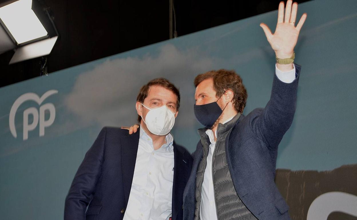 Pablo Casado y Alfonso Fernández Mañueco, en Palencia durante la campaña.