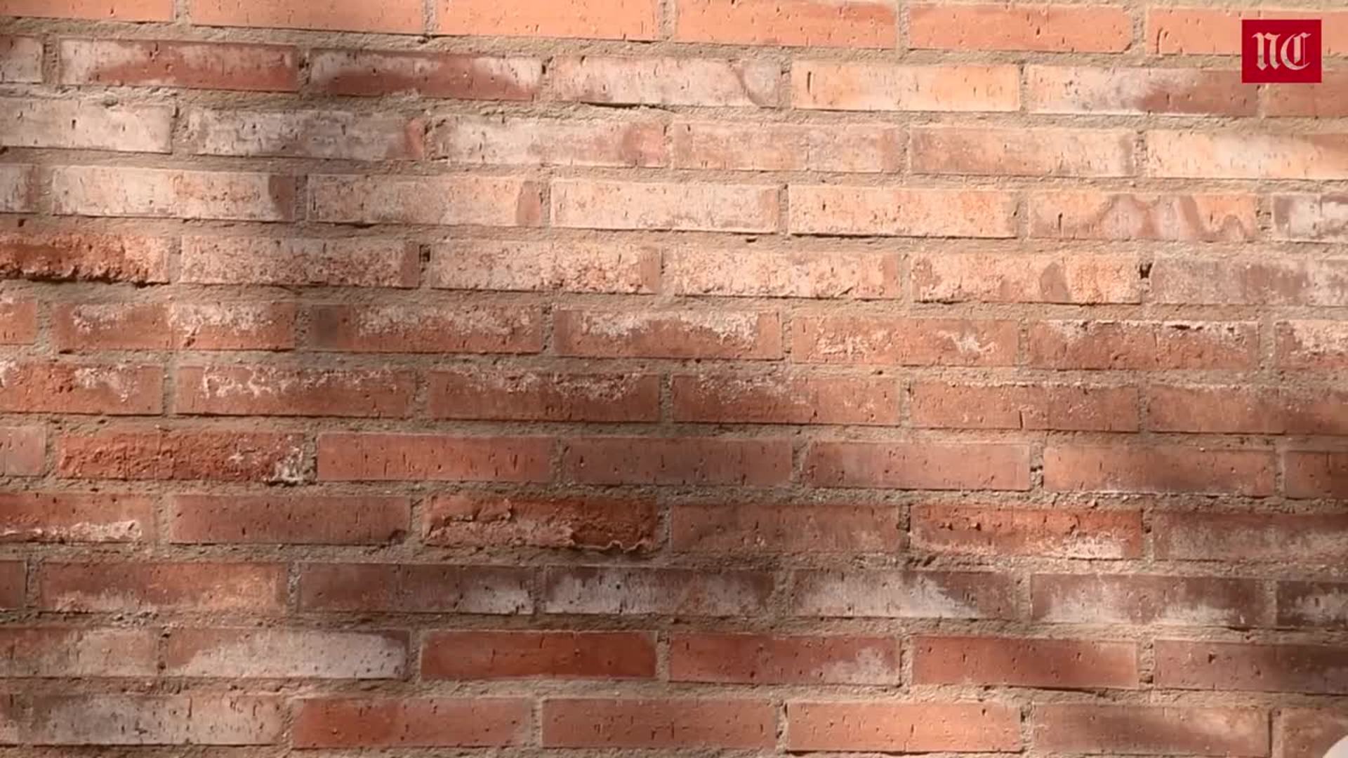 Dos vecinos denuncian el "abandono " de la Junta ante las humedades provocadas por una avería en una de las VPO de la calle Rastrojo