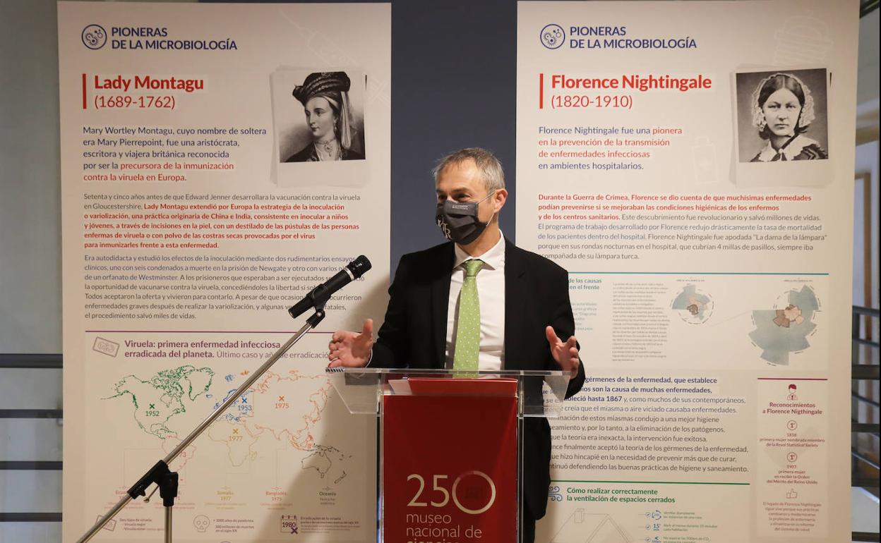 Ricardo Rivero en la inauguración de la exposición 'Pioneras de la Microbiología' (Madrid). 