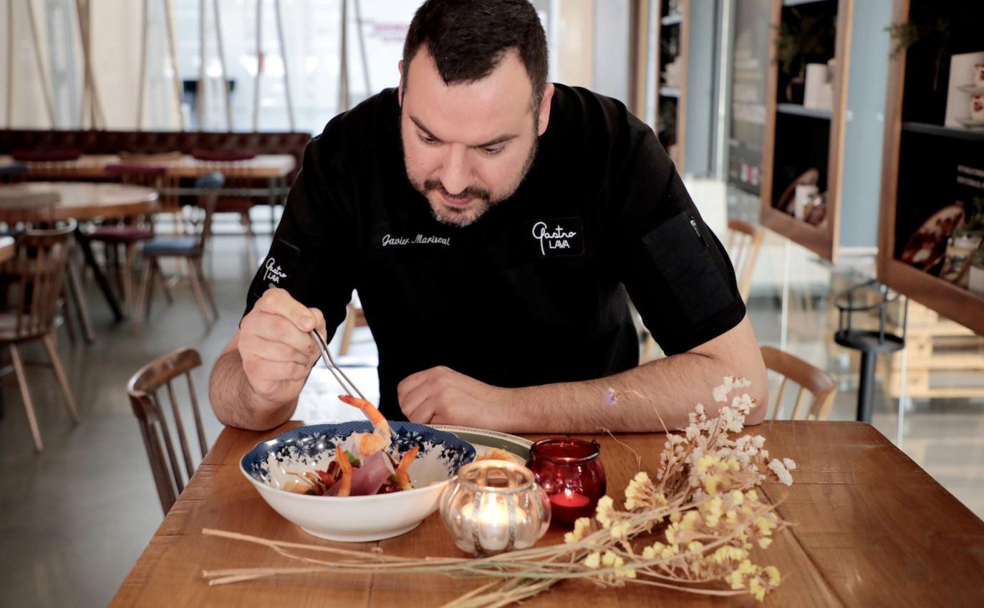 Javier Mariscal remata el plato sugerido para San Valentín por Gastrolava. 