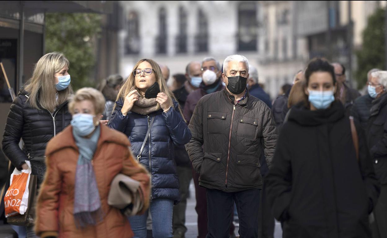 Gente con mascarilla por las calles de Valladolid ayer jueves, a pesar de que ya no es obligatorio llevarla al aire libre. 