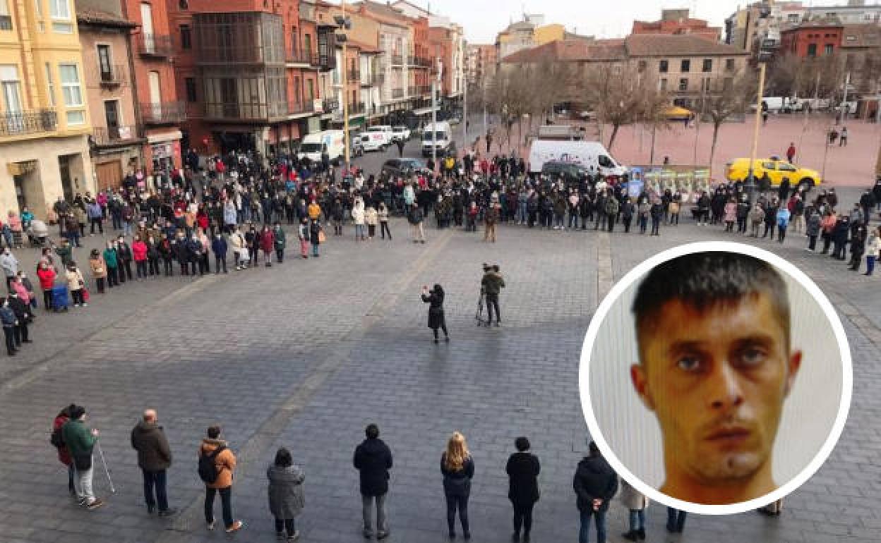 Decenas de vecinos participaron este viernes en un minuto de silencio para arropar a la familia del fallecido. A la derecha, José 'El Mancha'. 