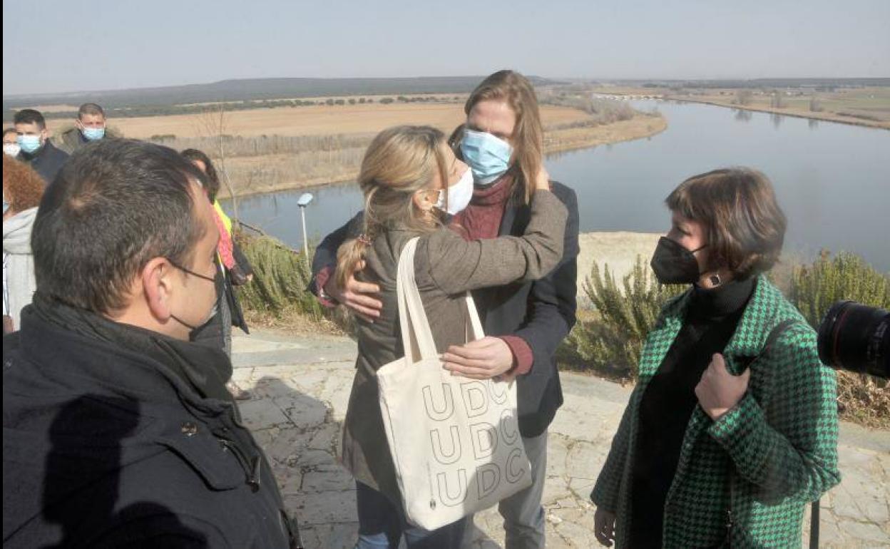 Yolanda Díaz se funde en un abrazo con el candidato de Unidas Podemos a la presidencia de la Junta, Pablo Fernández. 