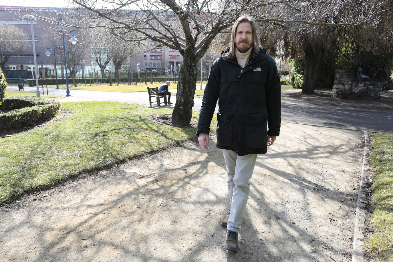 Pablo Fernández, de Podemos, camina por un parque en la jornada de reflrexión.