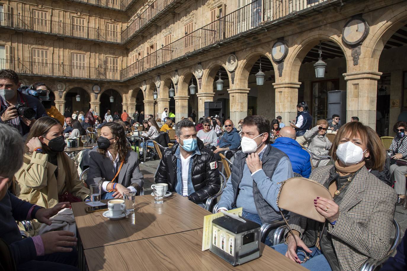 Mañueco, en una terraza de la Plaza Mayor de Salamanca en la jornada de reflexión.