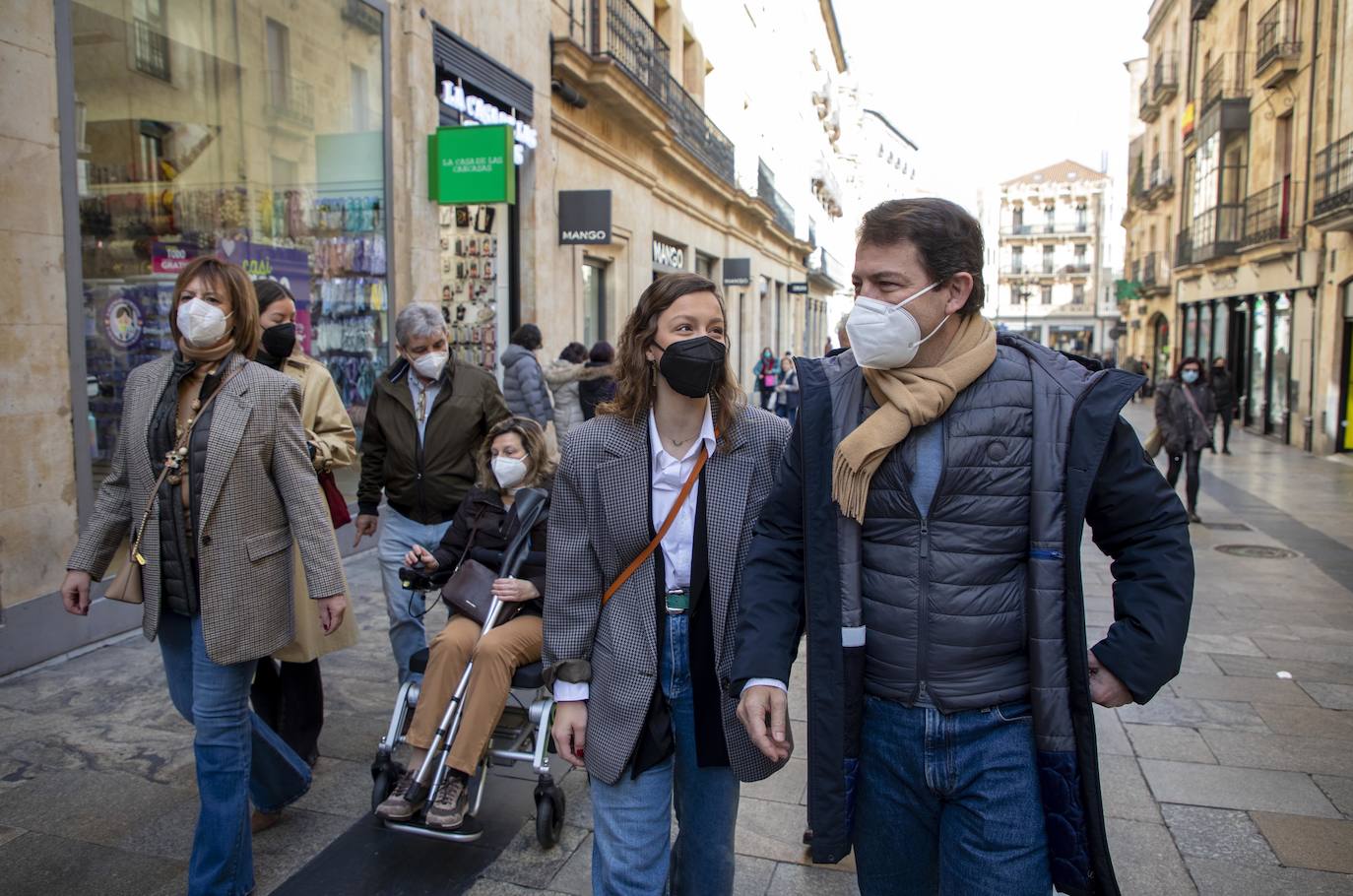 Mañueco pasea por el centro de Salamanca durante la jornada de reflexión.