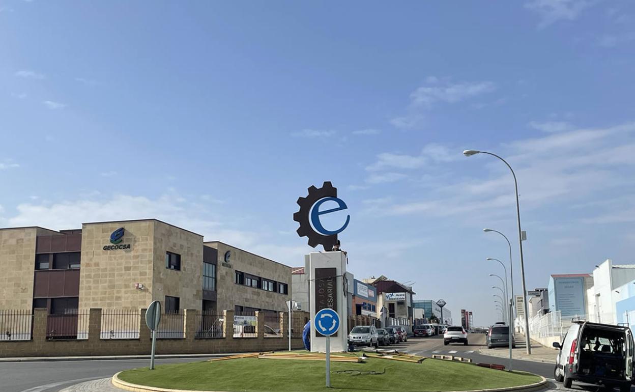 Escultura homenaje instalada en la rotonda. 