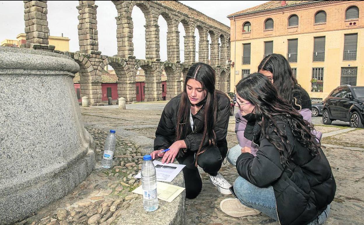 Uno de los grupos participantes en la ruta geológica consulta la documentación de la prueba. 