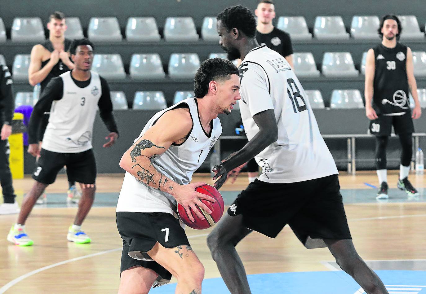 Juan Rubio entrena una jugada con Barro, en el entrenamiento del viernes en el Pabellón Municipal. 