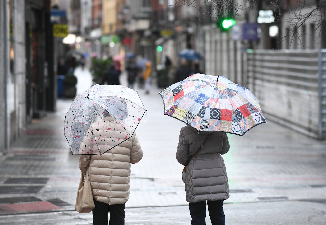 La lluvia hace su aparición durante la jornada electoral. 