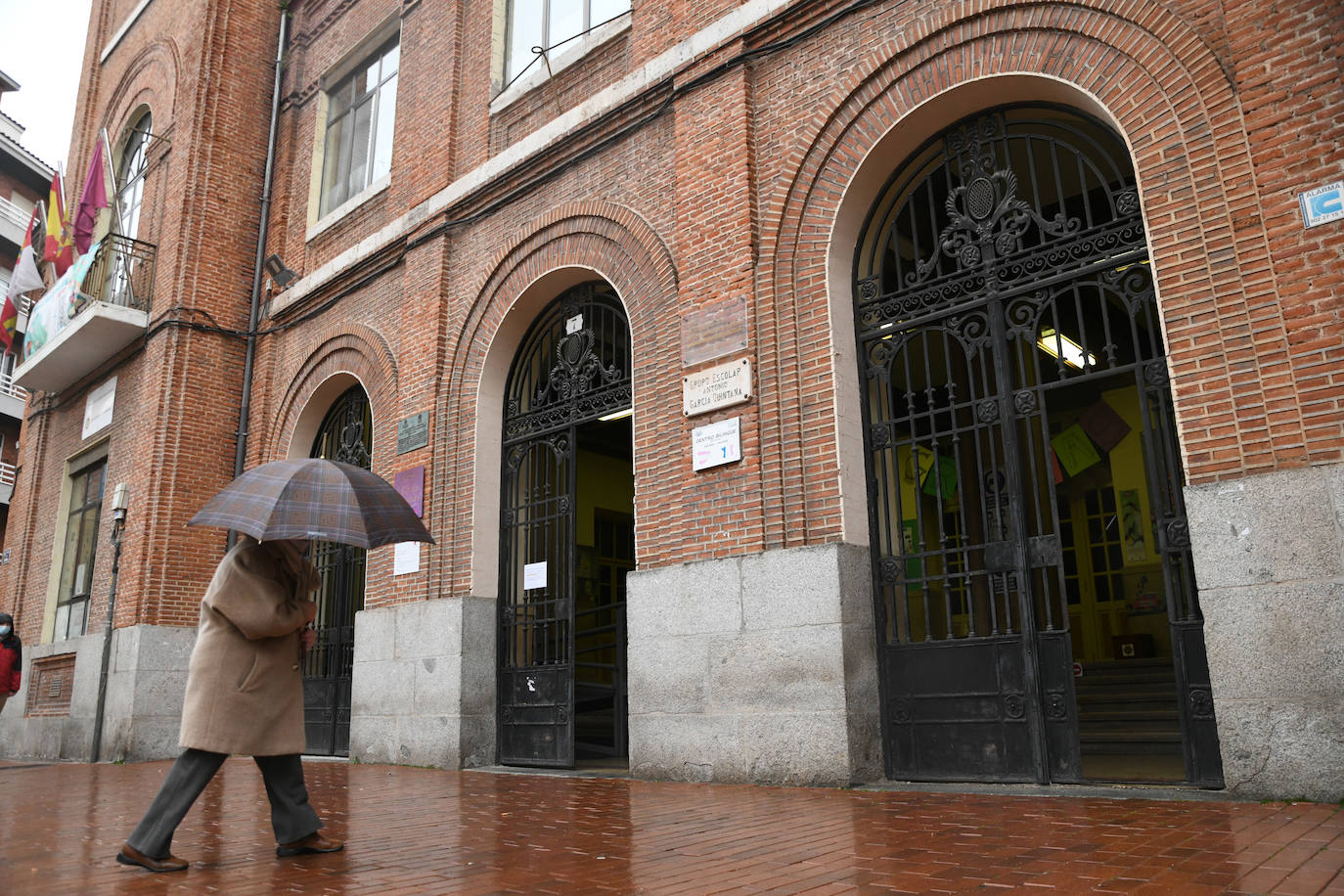 La lluvia hace su aparición durante la jornada electoral. 