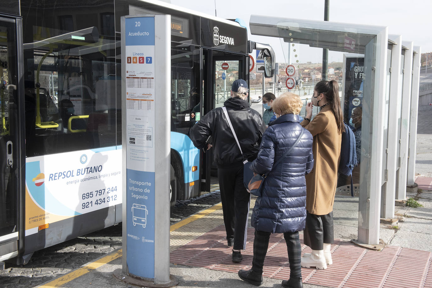 Usuarios suben al autobús de la línea 1, ayer, en la plaza de la Artillería.