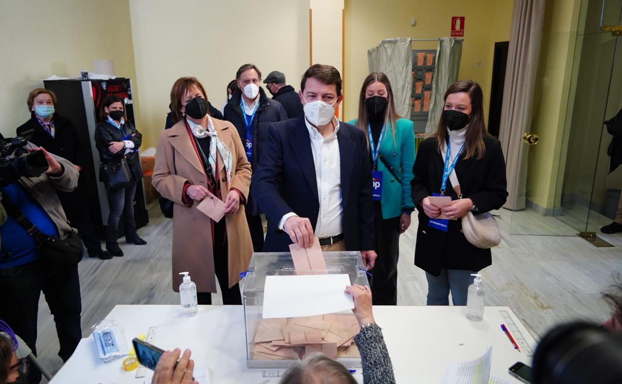 El candidato del PP, Alfonso Fernández Mañueco, deposita su voto esta mañana en Salamanca. 