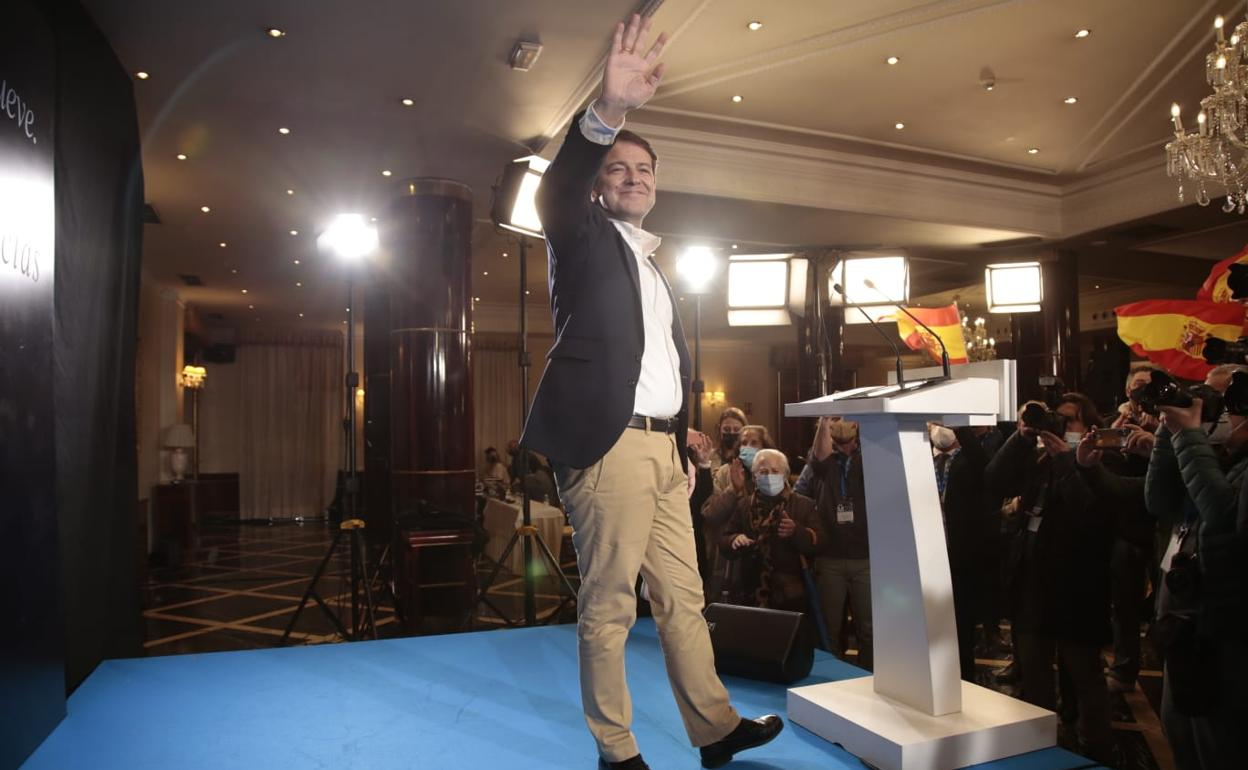 Alfonso Fernández Mañueco celebra su victoria en las elecciones de Castilla y León.