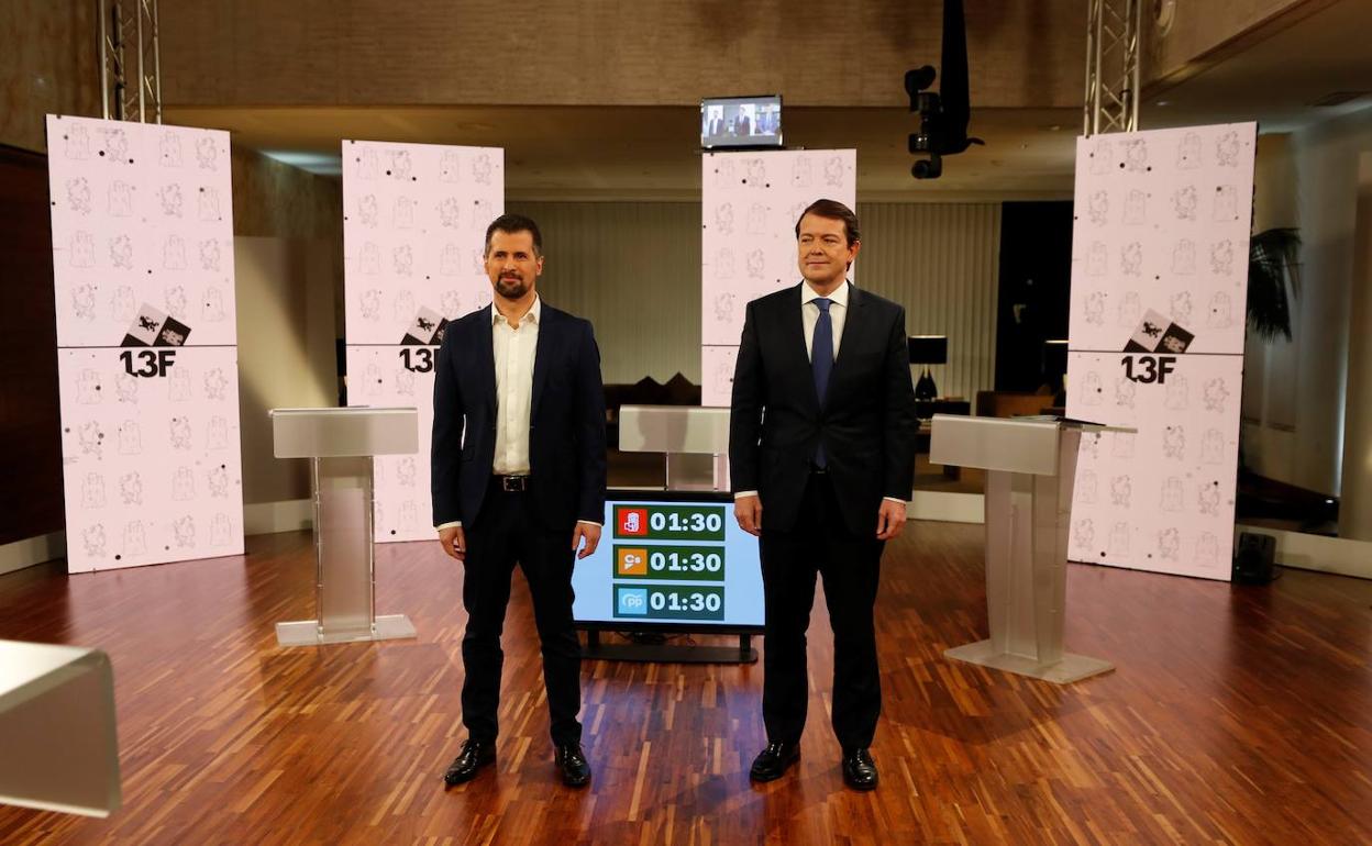 Alfonso Fernández Mañueco y Luis Tudanca, antes de comenzar el primer debate electoral.