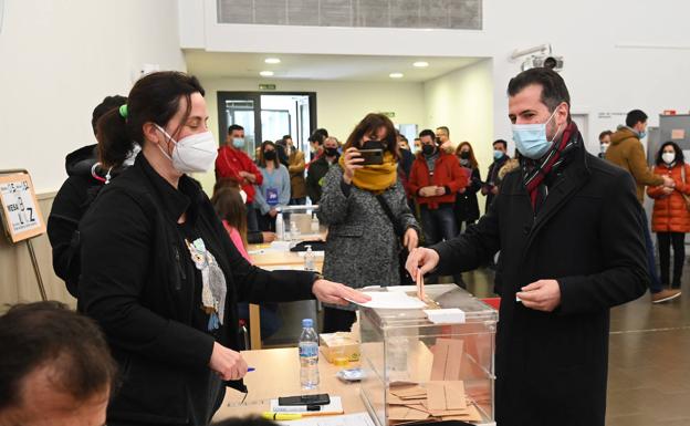 Tudanca llama a una «participación masiva» en un día de «celebración e ilusiones»