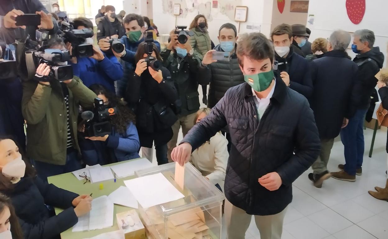 García-Gallardo deposita su voto. 