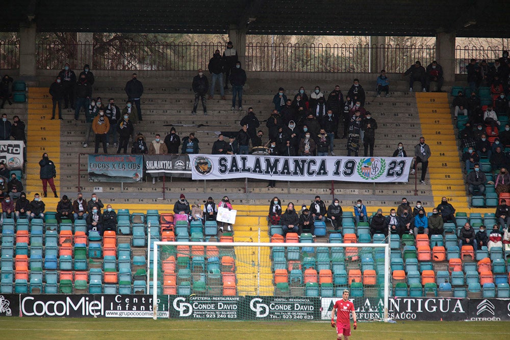 La tarde empezó con lluvia en el Helmántico y acabó con música de viento por los silbidos de la afición contra Calderón